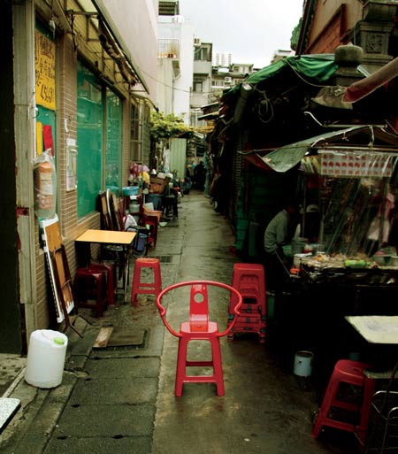 Pilu_Wu_Classic_Plastic_Chair_on_streets